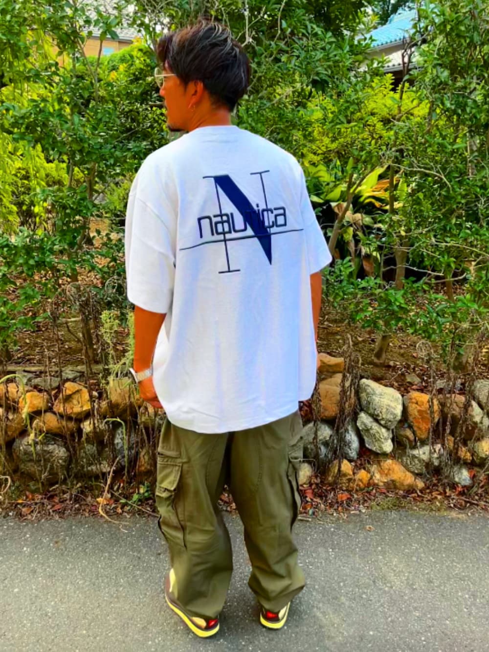 グレー系のTシャツ/カットソー、グリーン系のその他パンツ、ブラウン系のスニーカーを着用したメンズの秋コーディネートの5枚目の写真