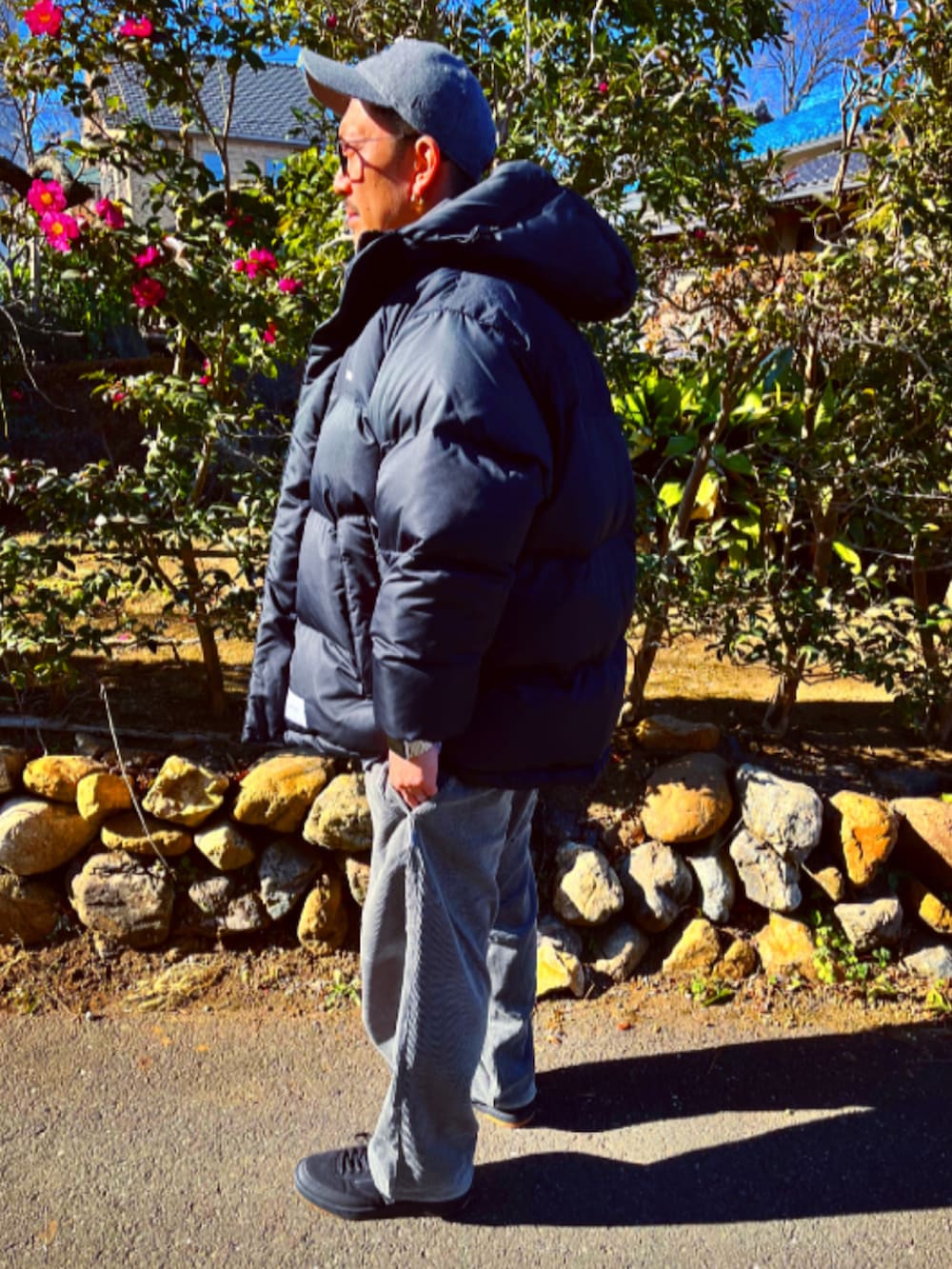 「冬、お洒落さんとつながりたい、シンプルコーデ、wtaps、ダウンジャケット、コーデュロイ、ワイドパンツ、キャップ、GU、スウェット、スニーカー、ストリート、40代ファッション、New Balance、ローテクスニーカー」｜「WTAPSのアイテム（キャップ、グレー系）」を使った、SUNさん（メンズ・175cm）の冬コーディネートの4枚目の写真