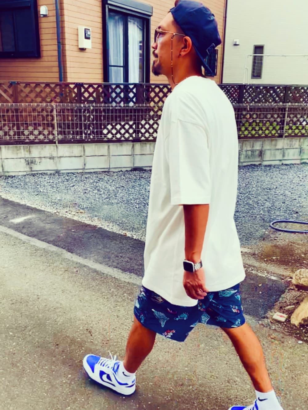 ホワイト系のTシャツ/カットソー、ブルー系のその他パンツ、ホワイト系のスニーカーを着用したメンズの夏コーディネートの4枚目の写真