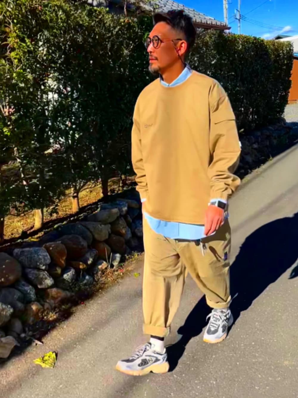 ベージュ系のトップス、ブルー系のシャツ/ブラウス、ベージュ系のその他パンツを着用したメンズの冬コーディネートの4枚目の写真