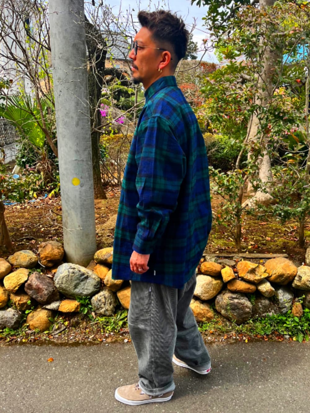 グリーン系のシャツ/ブラウス、グリーン系のその他パンツ、ベージュ系のスニーカーを着用したメンズの春コーディネートの2枚目の写真