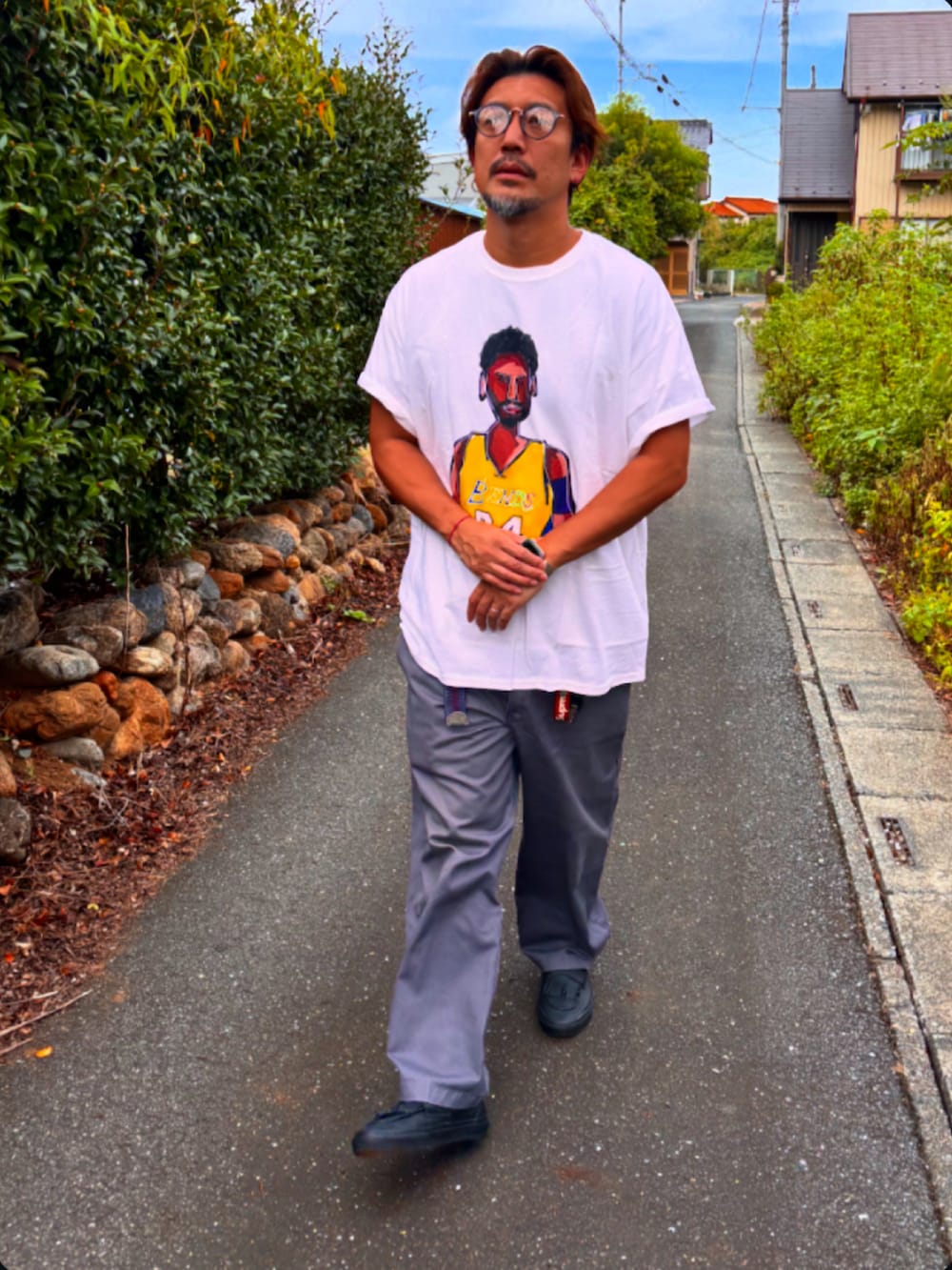 グレー系のチノパンツ、ブラック系のスニーカー、ホワイト系のTシャツ/カットソーを着用したメンズの秋コーディネートの3枚目の写真