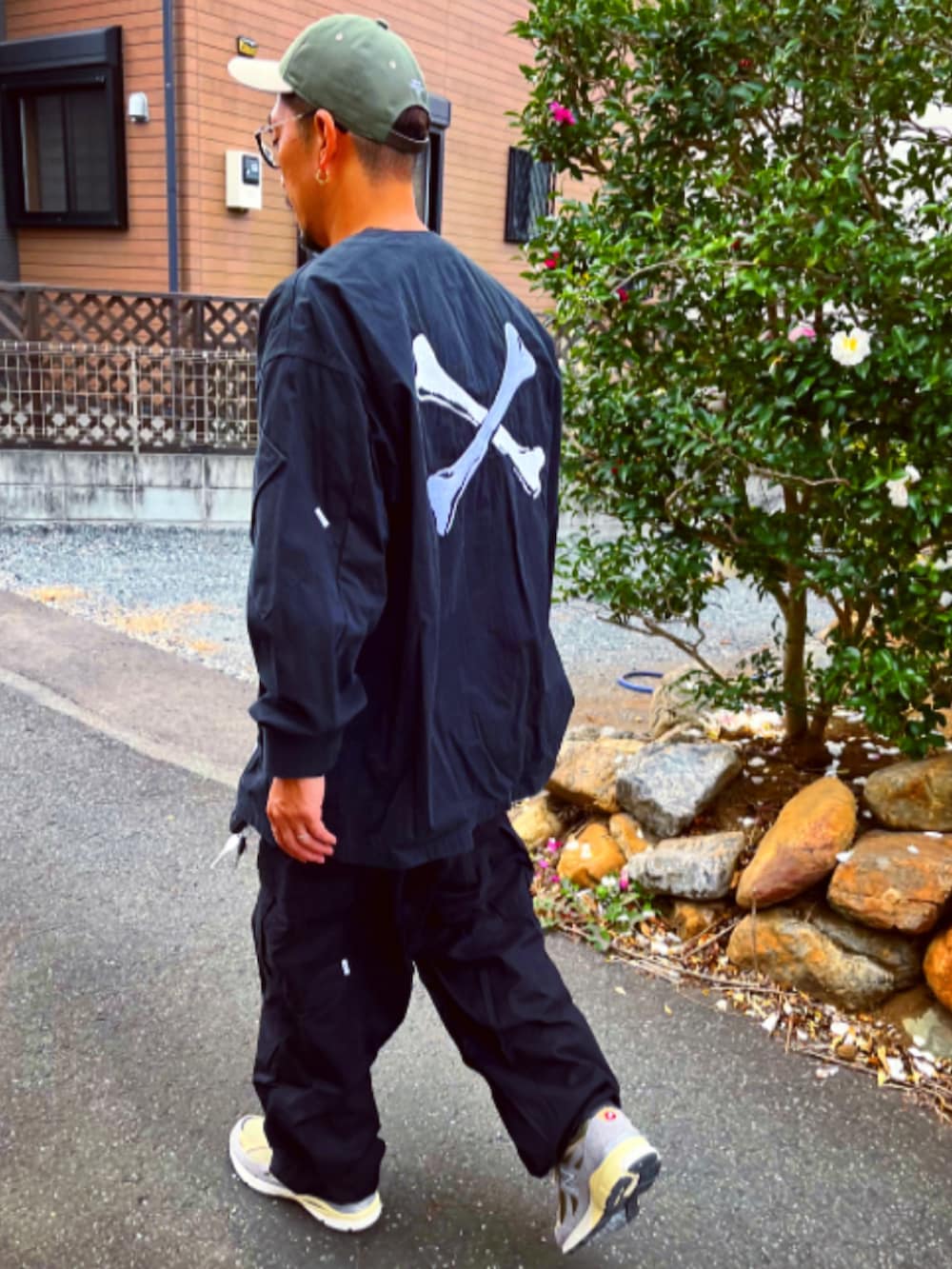 「シンプルコーデ、ブラックコーデ、オーバーサイズ、wtaps、ミリタリー、ワイドパンツ、カーゴパンツ、パパコーデ、メンズコーデ、キャップ、めがね、New Balance、おしゃれさんと繋がりたい、スニーカー、ストリート」｜「WTAPSのアイテム（キャップ、グリーン系）」を使った、SUNさん（メンズ・175cm）の秋コーディネートの4枚目の写真
