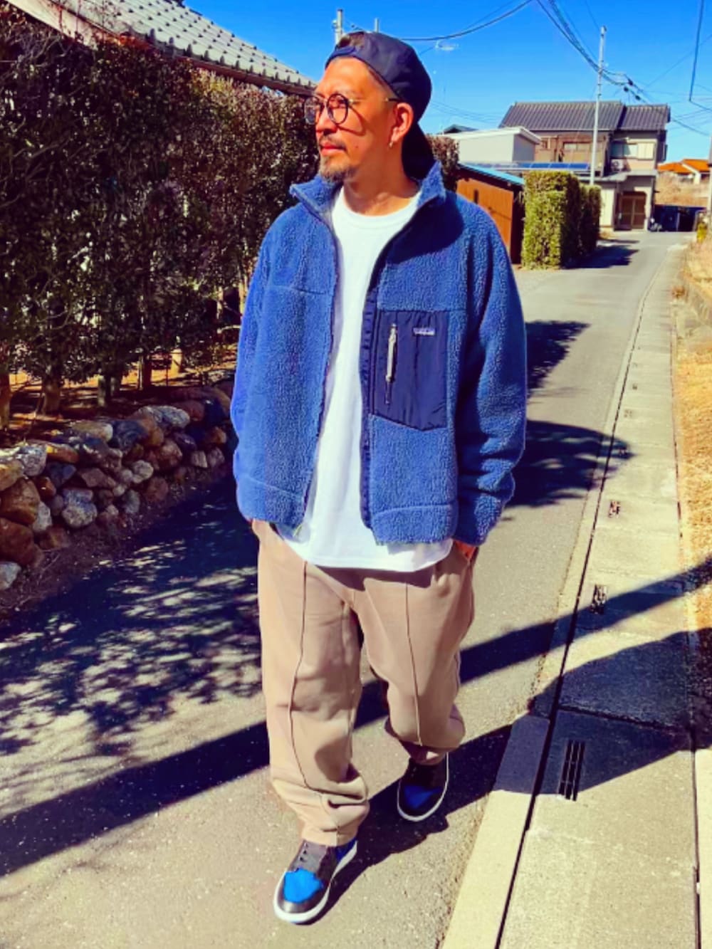 ブルー系のその他アウター、グレー系のTシャツ/カットソー、ベージュ系のスウェットパンツを着用したメンズの春コーディネートの3枚目の写真