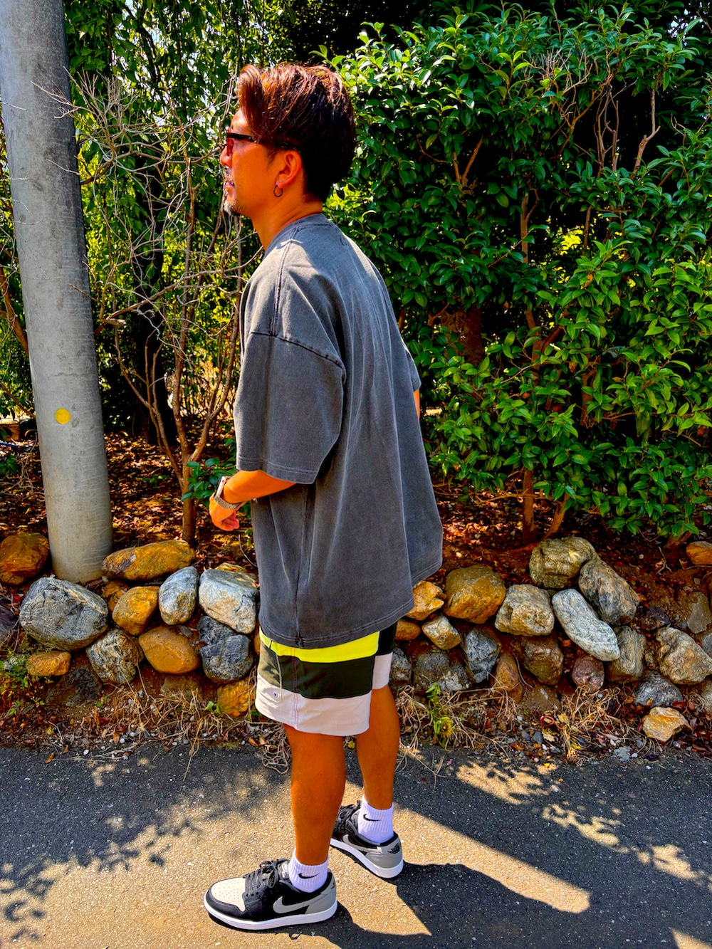 グレー系のTシャツ/カットソー、パープル系のその他パンツ、グレー系のスニーカーを着用したメンズの夏コーディネートの3枚目の写真