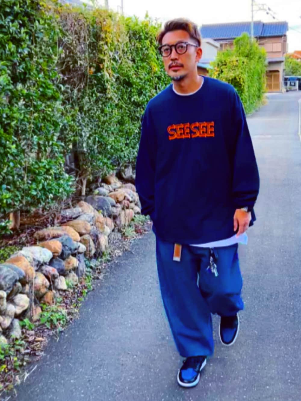 「秋服、おしゃれさんと繋がりたい、メンズコーデ、SEESEE、ロンT、ネイビー、めがね、UNIQLO、wtaps、supreme、ワイドパンツ、ワイドデニム、アラフォー、スニーカー、ストリート」｜「UNIQLOのアイテム（メガネ、ブラック系）」を使った、SUNさん（メンズ・175cm）の秋コーディネートの2枚目の写真