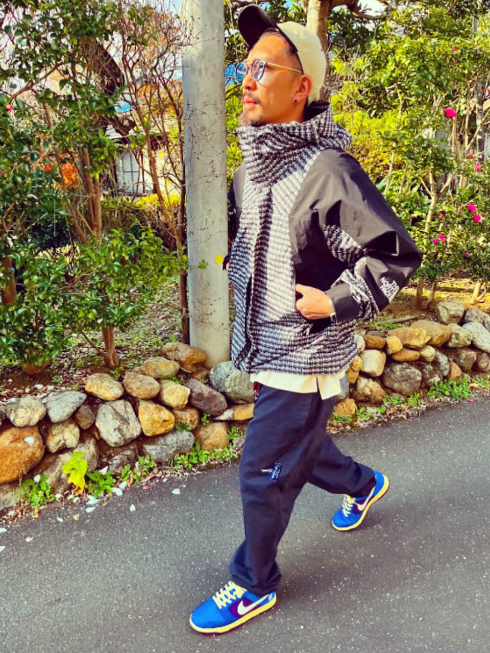 ブラック系のマウンテンパーカー、ホワイト系のTシャツ/カットソー、ブルー系のその他パンツを着用したメンズの冬コーディネートの4枚目の写真