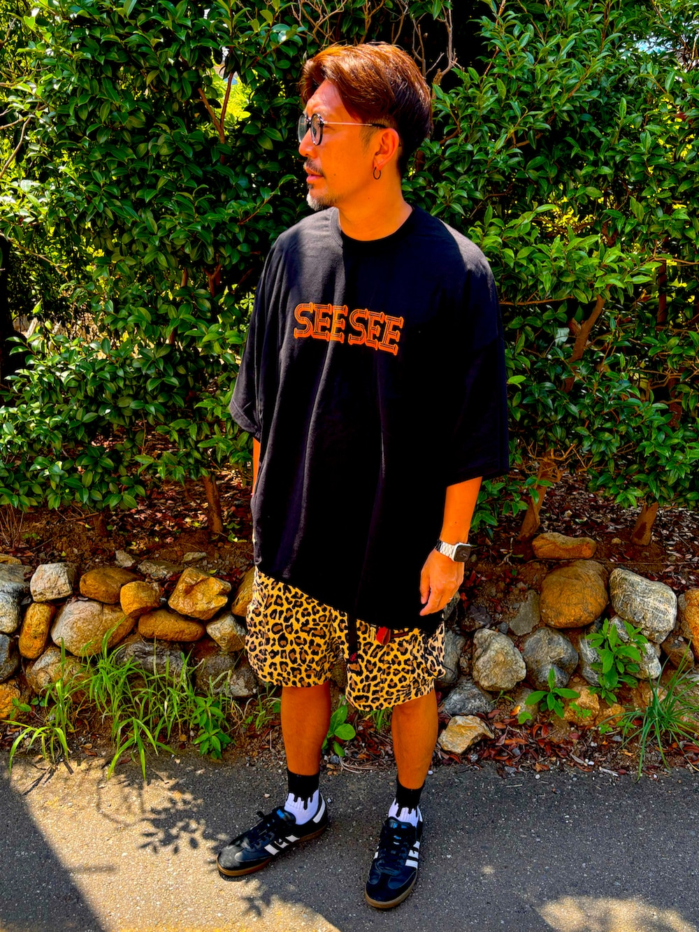 ブラック系のTシャツ/カットソー、その他のその他パンツ、ホワイト系のスニーカーを着用したメンズの夏コーディネートの2枚目の写真