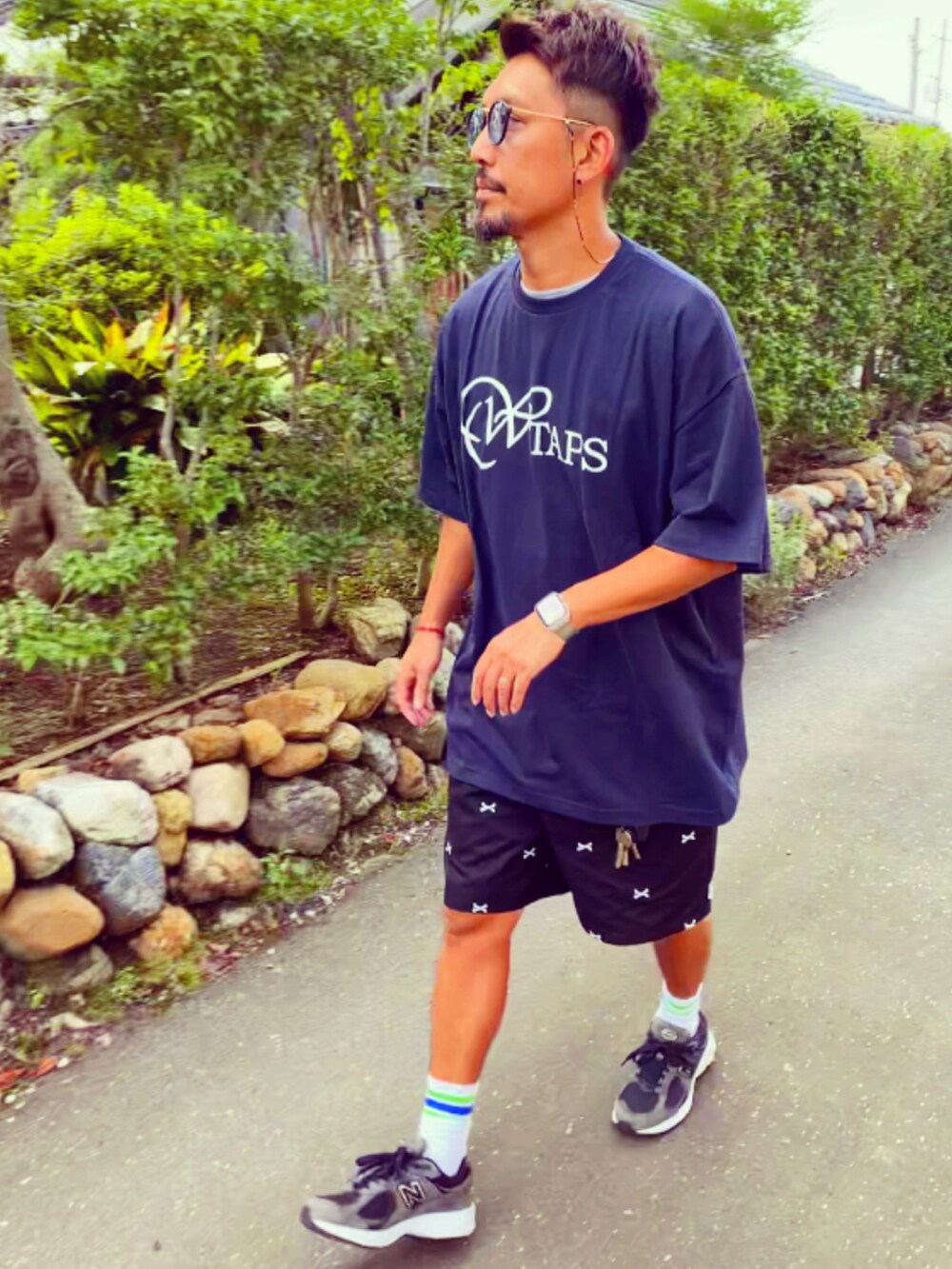 ブラック系のその他パンツ、ブルー系のTシャツ/カットソー、ブラック系のスニーカーを着用したメンズの夏コーディネートの4枚目の写真