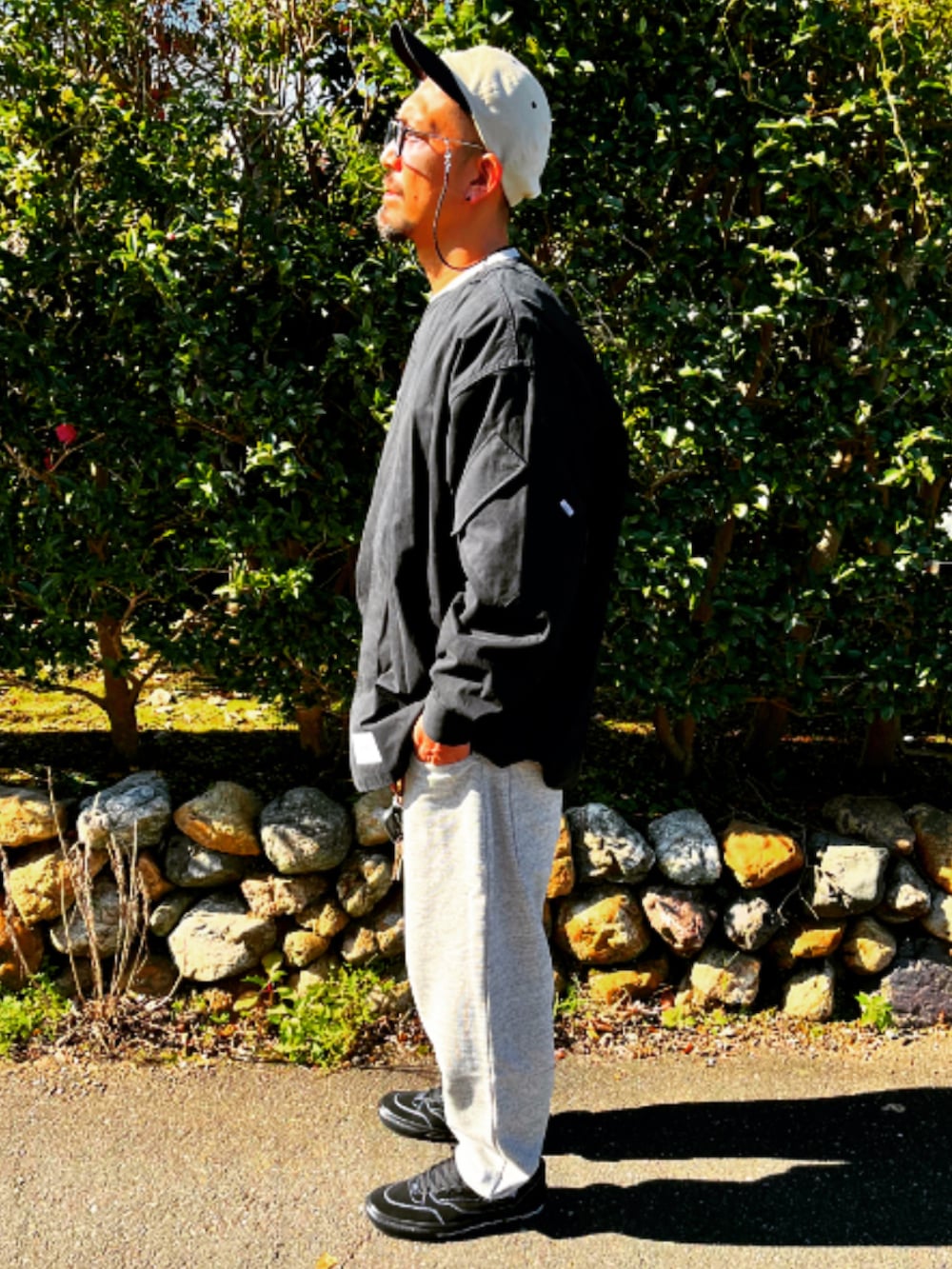 ブラック系のシャツ/ブラウス、ホワイト系のTシャツ/カットソー、シルバー系のスウェットパンツを着用したメンズの秋コーディネートの2枚目の写真