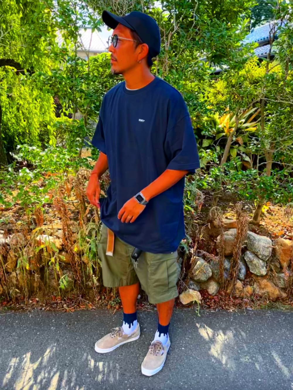 「夏コーデ、Ｔシャツ、ミリタリー、ハーフパンツ、カーゴパンツ、wtaps、お洒落さんとつながりたい、スニーカー、ストリート、supreme、VANS、キャップ、ネイビー、アラフォー、40代ファッション」｜「WTAPSのアイテム（キャップ、ブラック系）」を使った、SUNさん（メンズ・175cm）の夏コーディネートの3枚目の写真