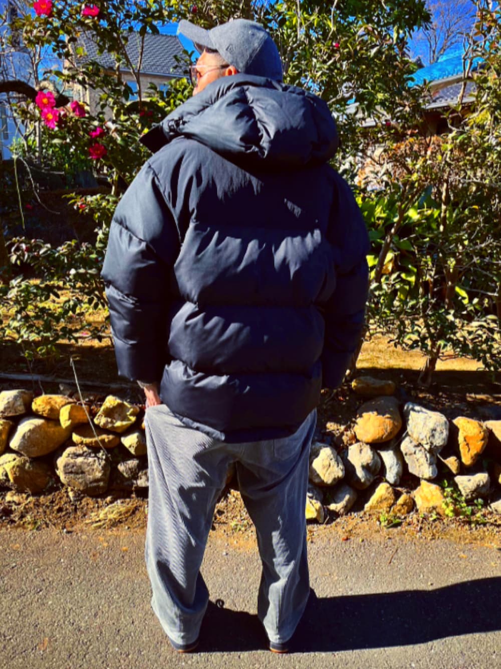 「冬、お洒落さんとつながりたい、シンプルコーデ、wtaps、ダウンジャケット、コーデュロイ、ワイドパンツ、キャップ、GU、スウェット、スニーカー、ストリート、40代ファッション、New Balance、ローテクスニーカー」｜「WTAPSのアイテム（キャップ、グレー系）」を使った、SUNさん（メンズ・175cm）の冬コーディネートの5枚目の写真