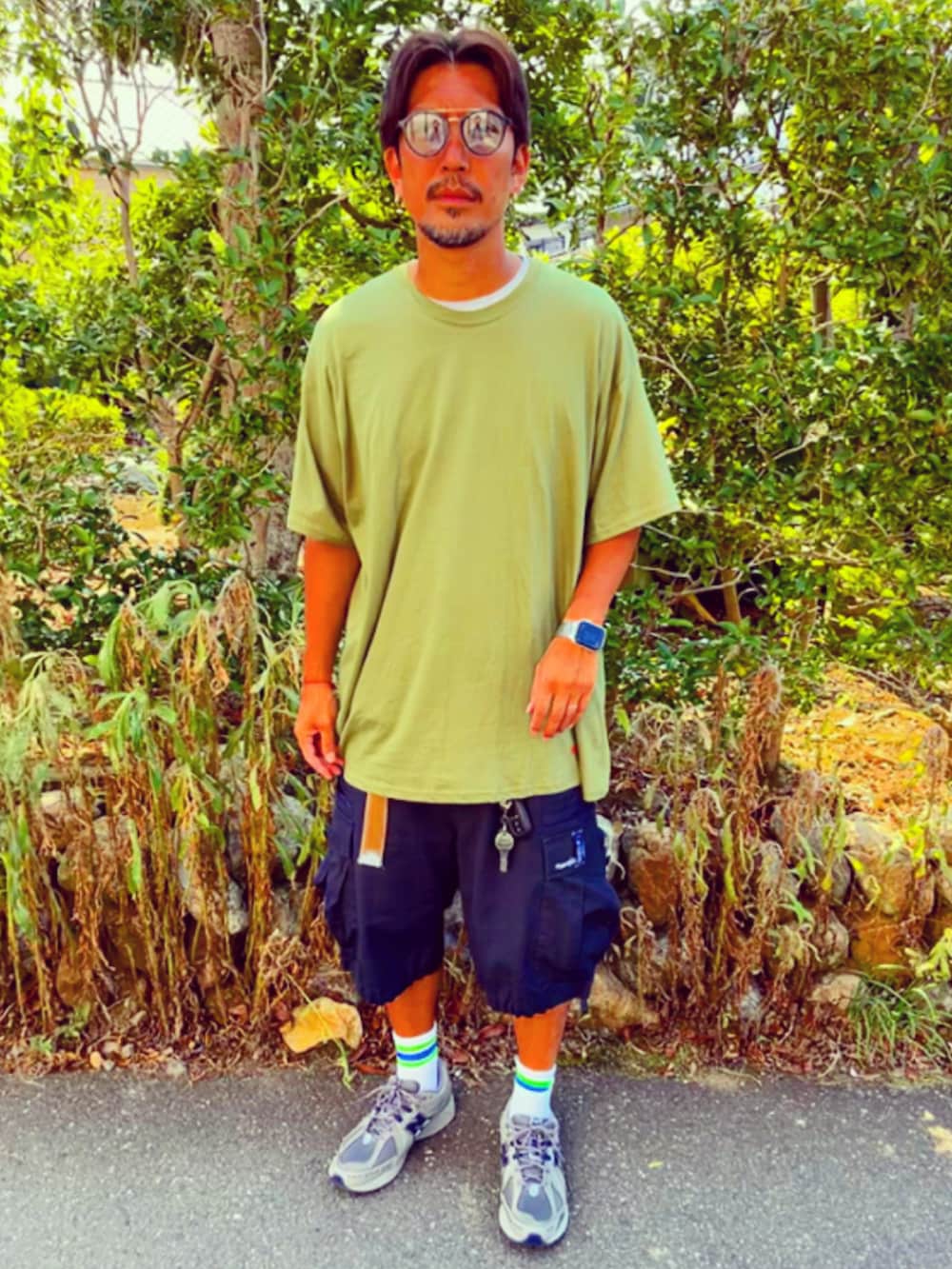 「メンズファッション、夏ファッション、お洒落さんとつながりたい、オーバーサイズ、ストリート、Tシャツ、supreme、nautica、ハーフパンツ、ショートパンツ、40代ファッション、アラフォー、New Balance、ファミマ靴下、スニーカー」｜「MOMAのアイテム（キャップ、ブラック系）」を使った、SUNさん（メンズ・175cm）の夏コーディネートの3枚目の写真