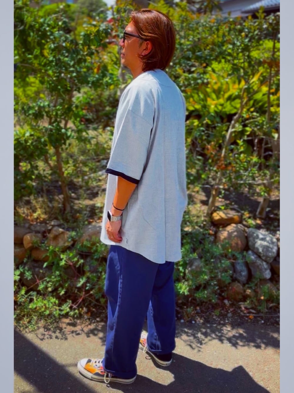 ブラック系のチノパンツ、グレー系のTシャツ/カットソー、その他のスニーカーを着用したメンズの春コーディネートの5枚目の写真