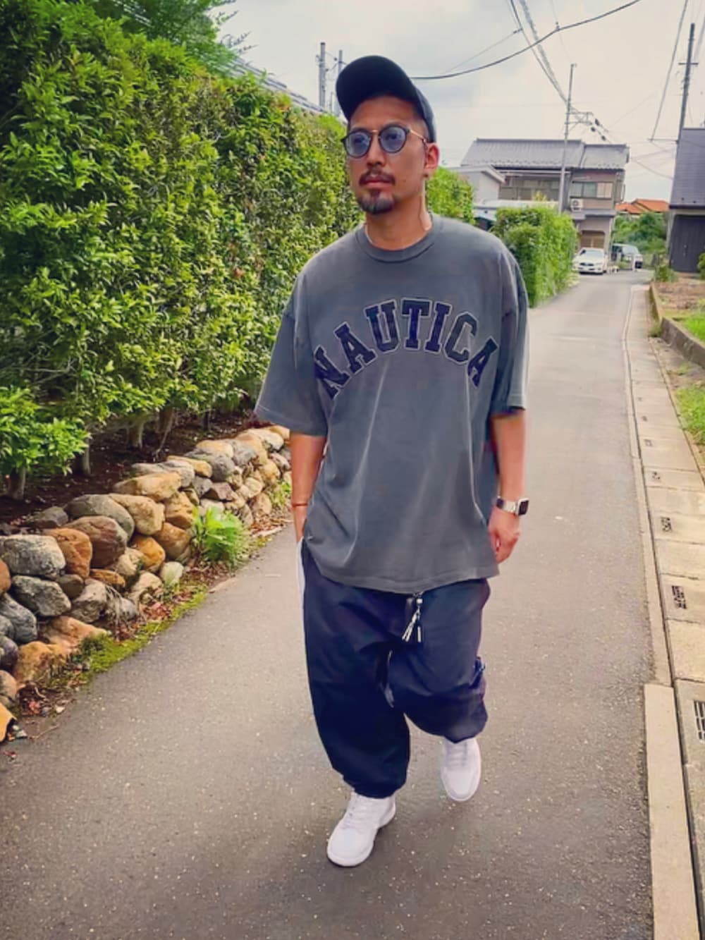 グレー系のTシャツ/カットソー、ブルー系のその他パンツ、ホワイト系のスニーカーを着用したメンズの夏コーディネートの3枚目の写真