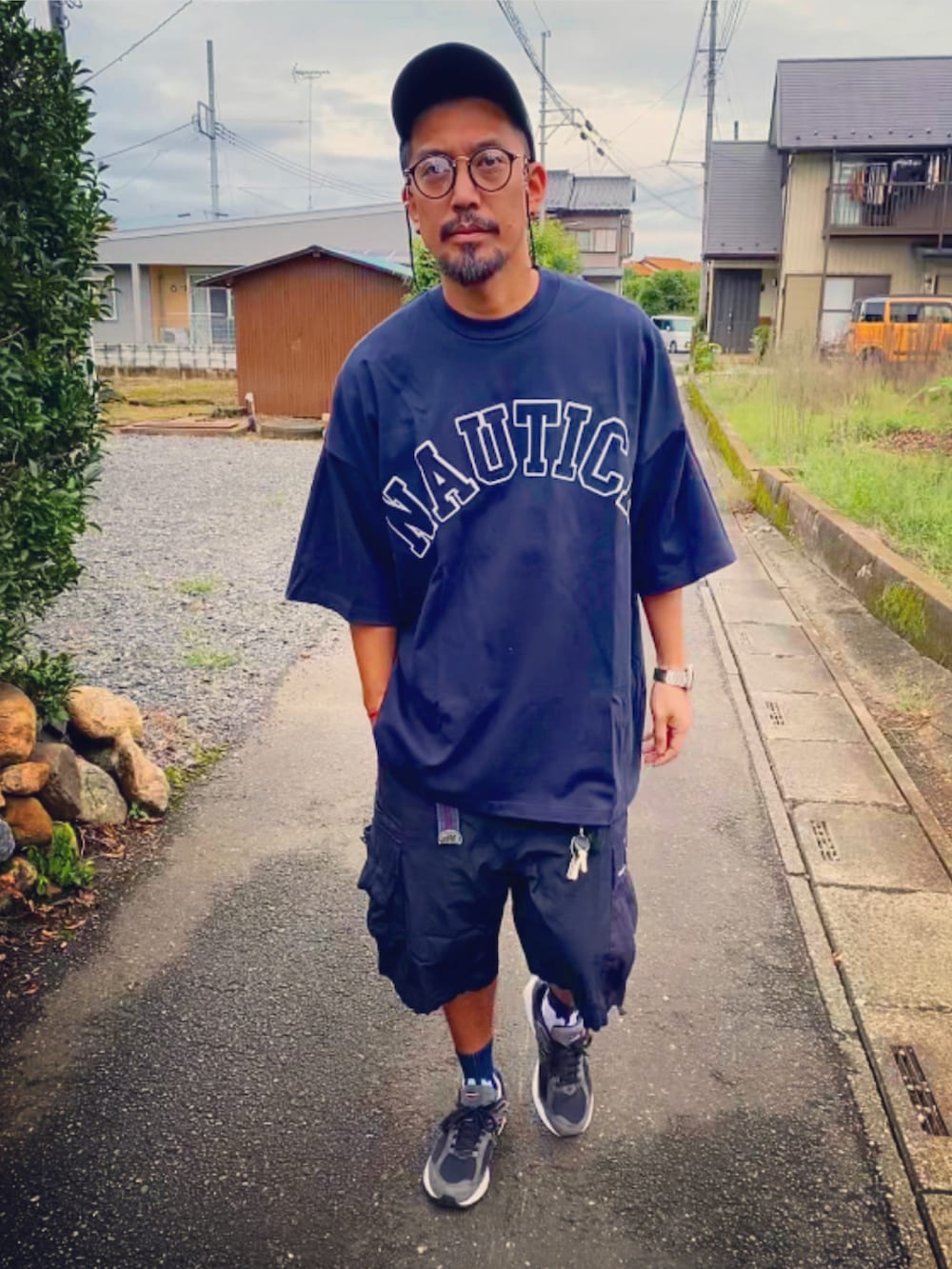 ブルー系のTシャツ/カットソー、ブルー系のその他パンツ、ブラック系のスニーカーを着用したメンズの秋コーディネートの3枚目の写真