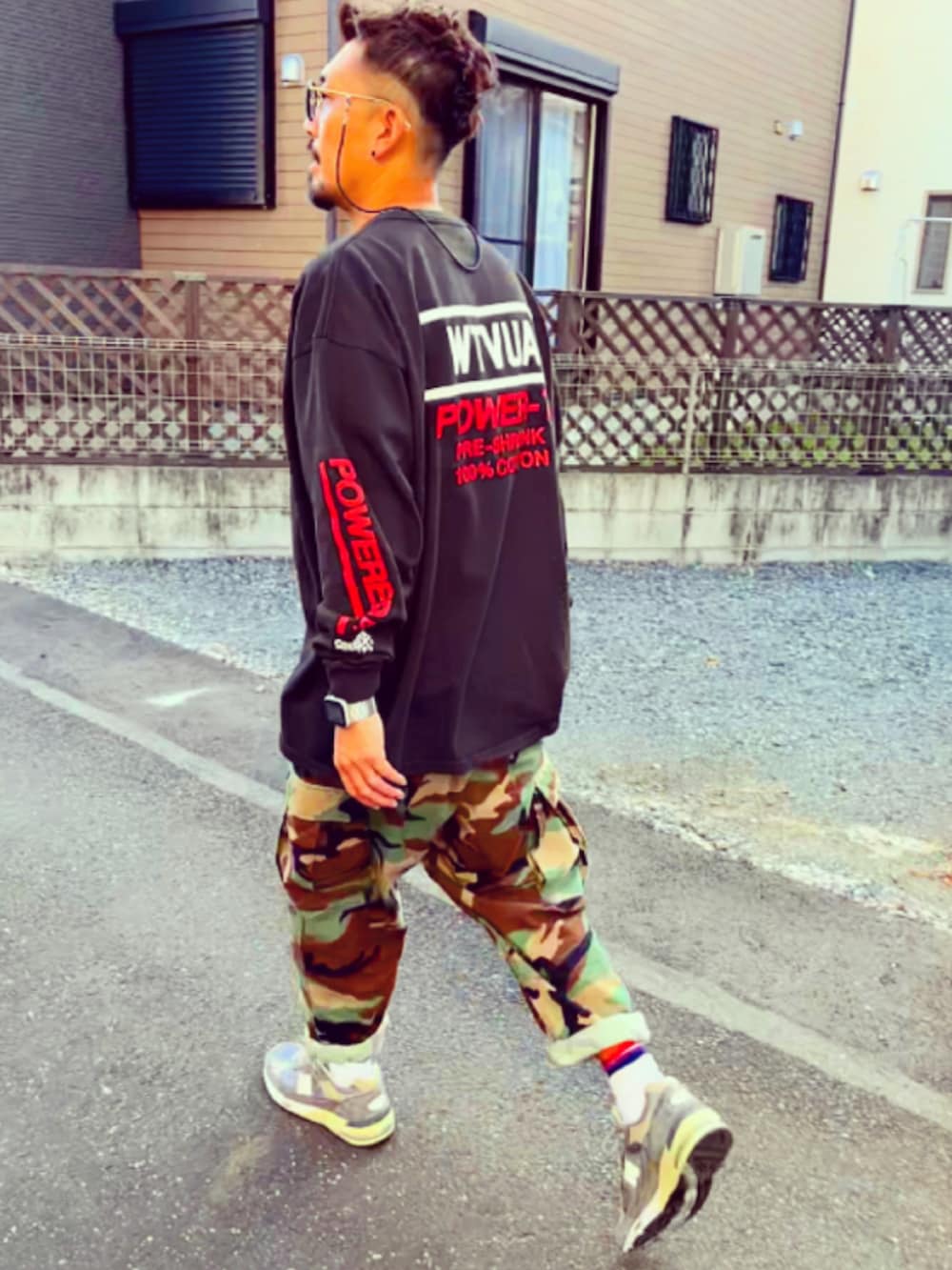 ブラック系のTシャツ/カットソー、その他のカーゴパンツ、グレー系のスニーカーを着用したメンズの秋コーディネートの5枚目の写真