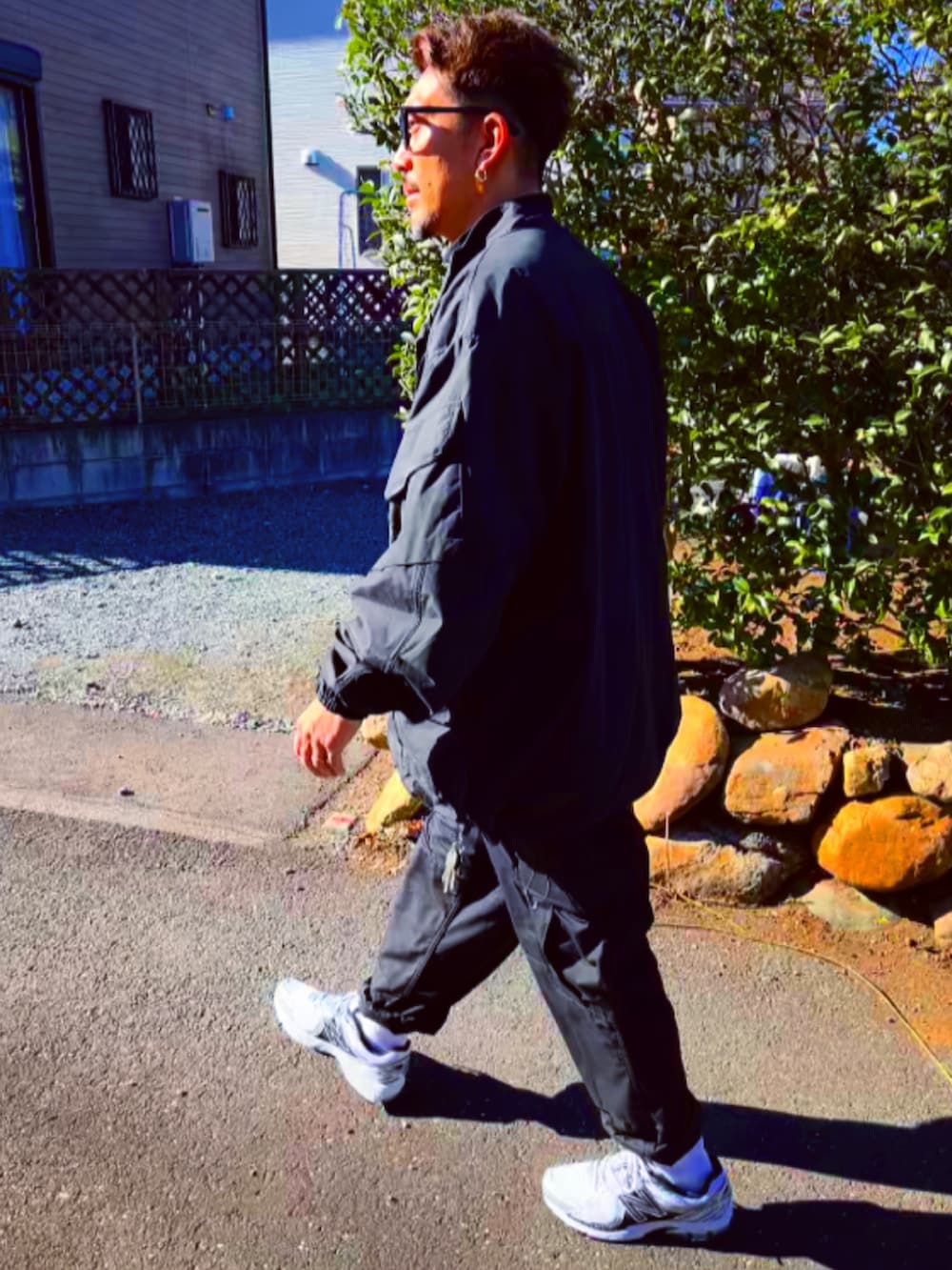 ブラック系のミリタリージャケット、ブラック系のTシャツ/カットソー、ブラック系のカーゴパンツを着用したメンズの冬コーディネートの5枚目の写真