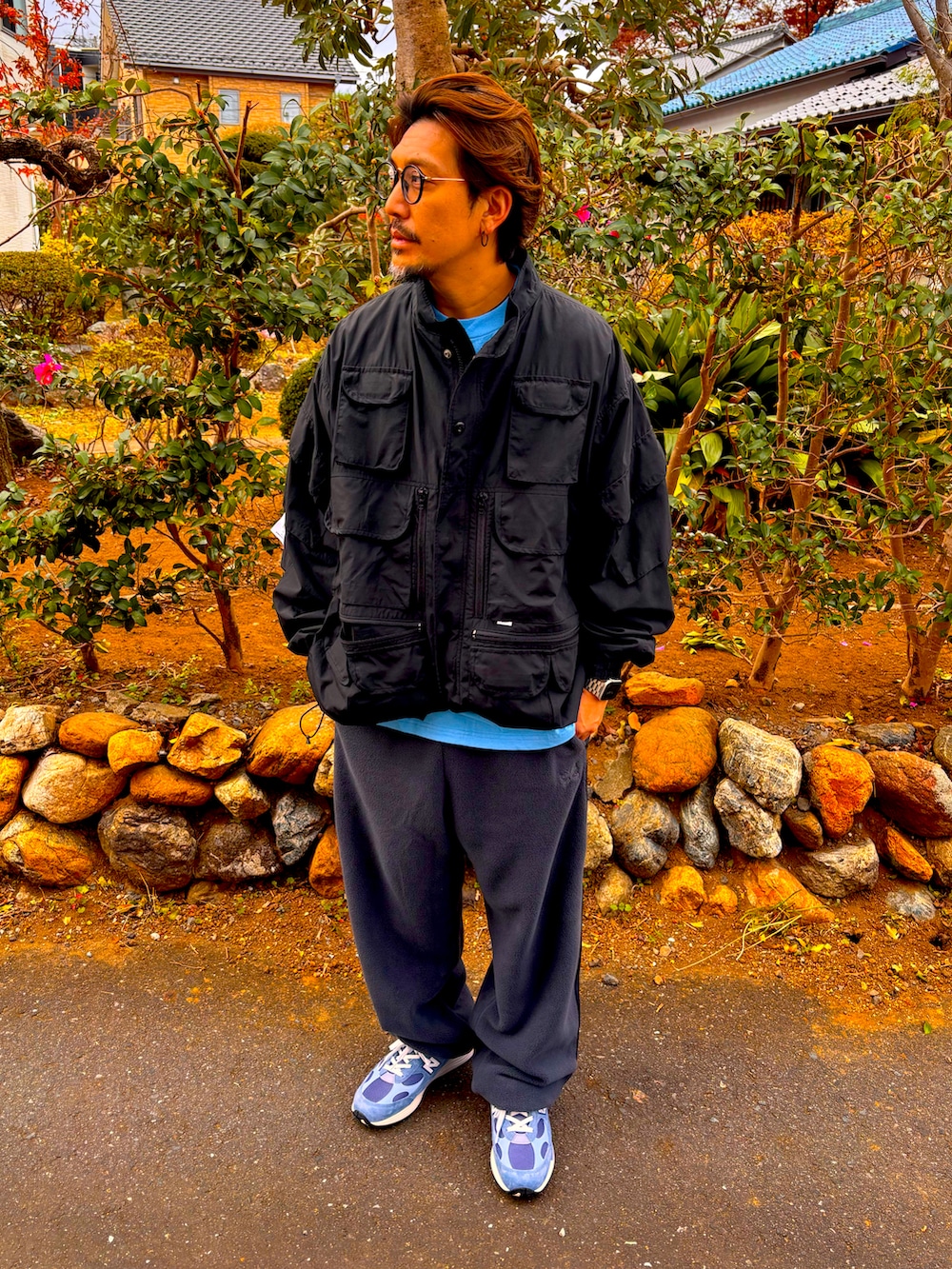 ブラック系のミリタリージャケット、ブラック系のTシャツ/カットソー、グレー系のその他パンツを着用したメンズの秋コーディネートの2枚目の写真