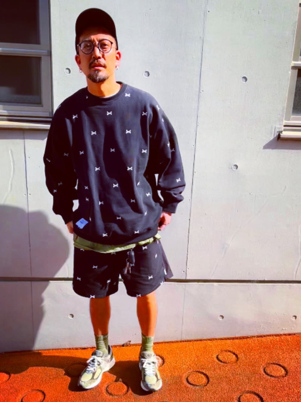 「おしゃれさんと繋がりたい、キャップ、ストリート、黒、セットアップ、wtaps、supreme、40代ファッション、アラフォー、ショートパンツ、スニーカー、スニーカー好きと繋がりたい、アースカラー、スウェット、New Balance」｜「WTAPSのアイテム（キャップ、ブラック系）」を使った、SUNさん（メンズ・175cm）の春コーディネートの2枚目の写真