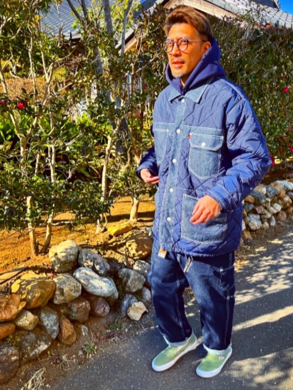 ブルー系のデニムジャケット、ブルー系のパーカー、ブルー系のデニムパンツを着用したメンズの冬コーディネートの4枚目の写真