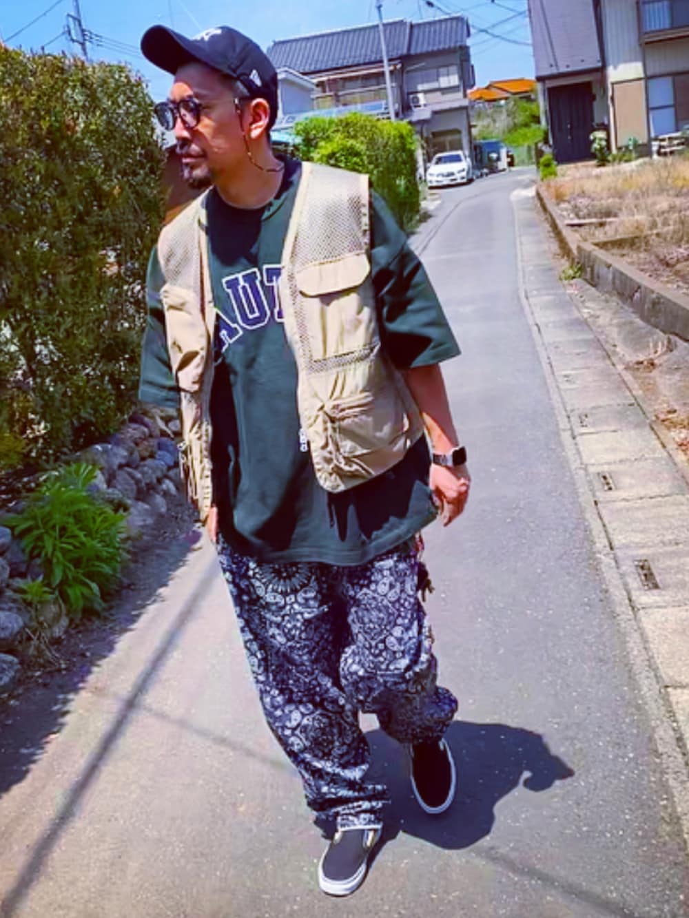 「ワイドパンツ、カジュアルコーデ、ベスト、キャップ、ストリート、スニーカー、春コーデ、ペイズリー、おしゃれさんと繋がりたい、アラフォー、ノーティカ、ニューエラ、クックマン、Tシャツ、VANS」|「MOMAのアイテム(キャップ、ブラック系)」を使った、SUNさん(メンズ・175cm)の春コーディネートの2枚目の写真