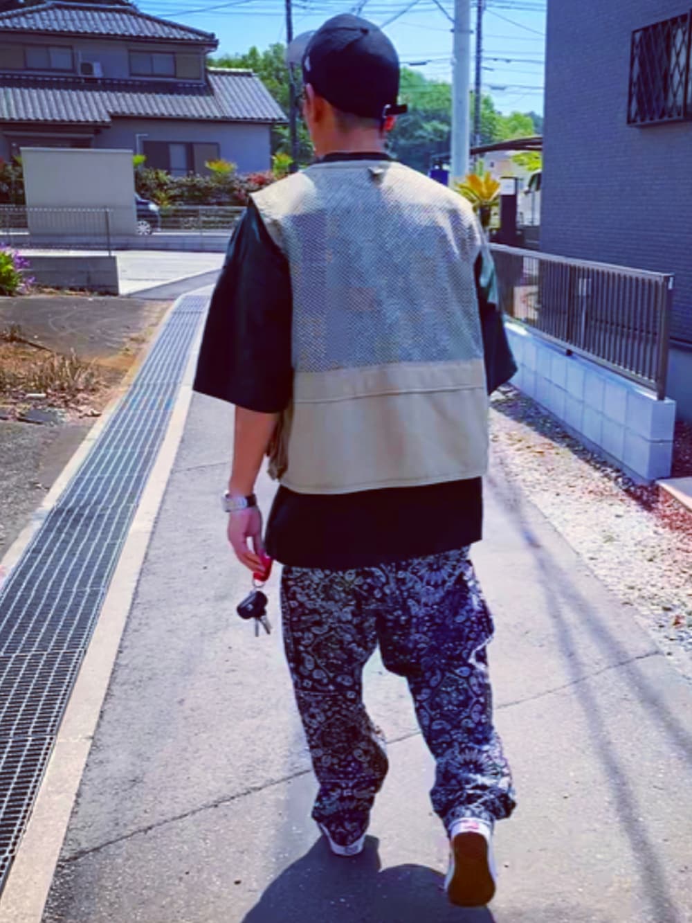 「ワイドパンツ、カジュアルコーデ、ベスト、キャップ、ストリート、スニーカー、春コーデ、ペイズリー、おしゃれさんと繋がりたい、アラフォー、ノーティカ、ニューエラ、クックマン、Tシャツ、VANS」|「MOMAのアイテム(キャップ、ブラック系)」を使った、SUNさん(メンズ・175cm)の春コーディネートの5枚目の写真