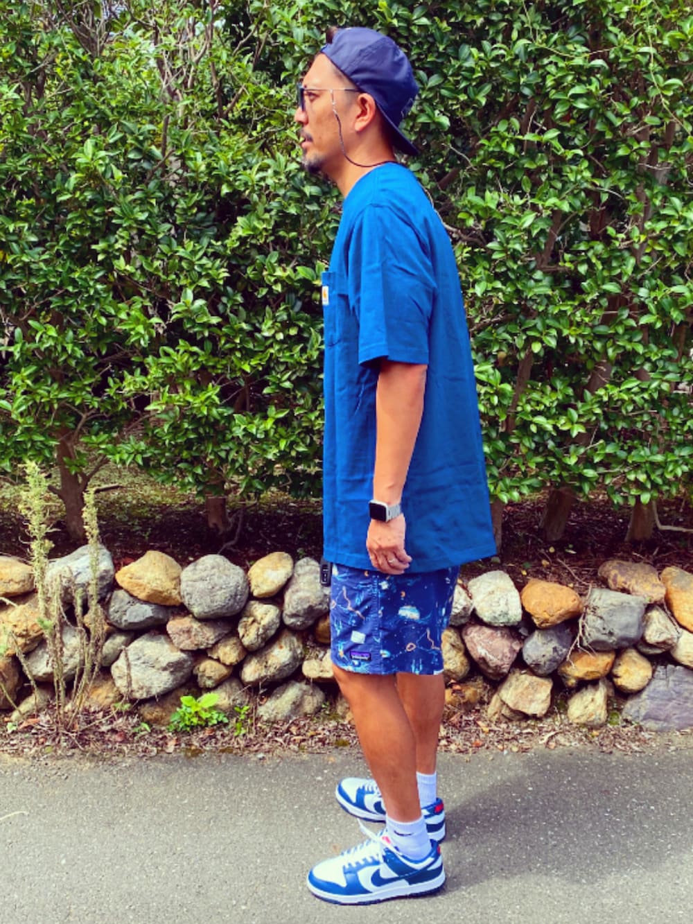 ブルー系のTシャツ/カットソー、ブルー系のその他パンツ、ブルー系のスニーカーを着用したメンズの秋コーディネートの3枚目の写真