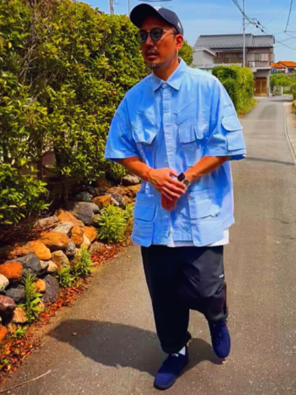 ブルー系のシャツ/ブラウス、ブラック系のTシャツ/カットソー、グレー系のその他パンツを着用したメンズの夏コーディネートの2枚目の写真