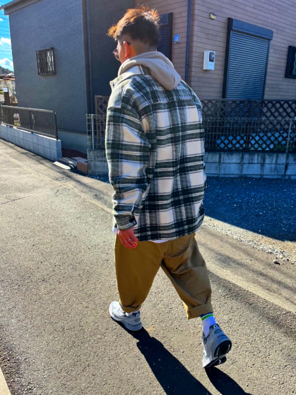 その他のジャケット/アウター、ベージュ系のパーカー、ベージュ系のチノパンツを着用したメンズの冬コーディネートの4枚目の写真