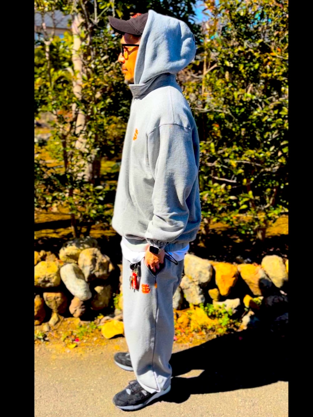 グレー系のパーカー、グレー系のスウェット、グレー系のスウェットパンツを着用したメンズの春コーディネートの3枚目の写真