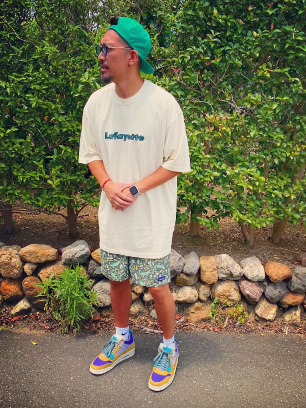 ホワイト系のTシャツ/カットソー、グリーン系のその他パンツ、イエロー系のスニーカーを着用したメンズの夏コーディネートの3枚目の写真