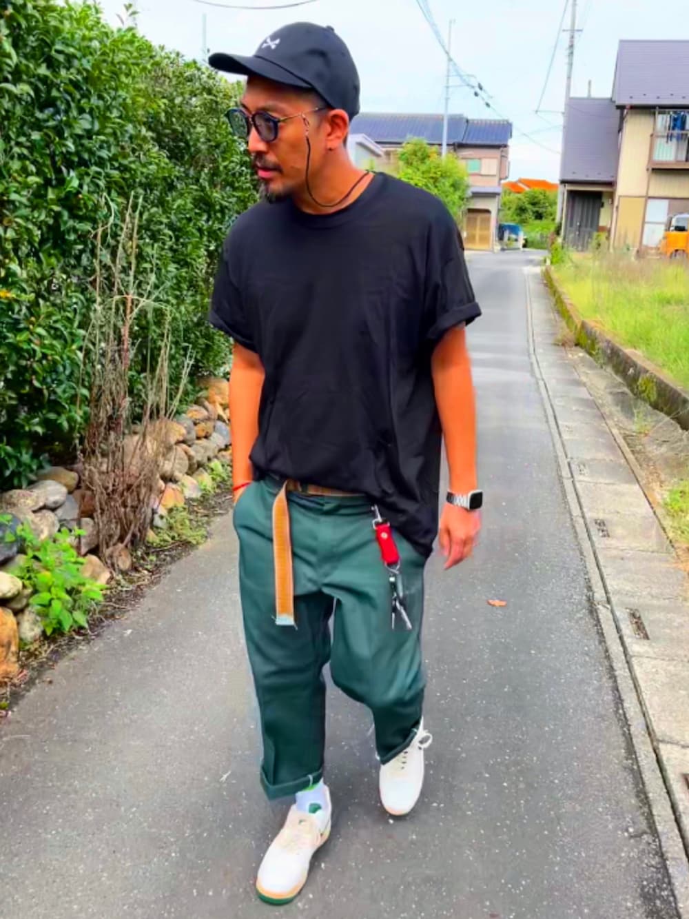 「秋、休日コーデ、スニーカー、ストリート、レトロ、キャップ、ダブルタップス、シュプリーム、ディッキーズ(Dickies)、グリーン、ブラック、パパコーデ、アラフォー、おしゃれさんと繋がりたい、40代ファッション」｜「WTAPSのアイテム（キャップ、ブラック系）」を使った、SUNさん（メンズ・175cm）の秋コーディネートの2枚目の写真
