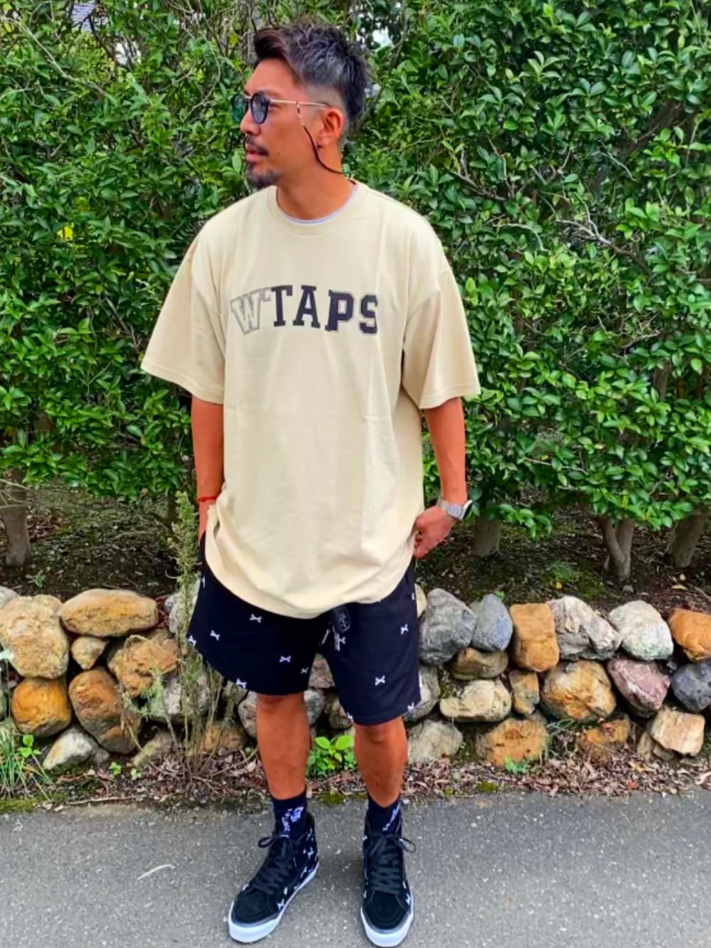 「カジュアル、お洒落さんとつながりたい、スニーカー、ストリート、ダブルタップス、VANS、Tシャツ、ハーフパンツ、ショートパンツ、ベージュ、ブラック、アラフォー、パパコーデ、40代ファッション、秋」｜「CAMBIOのmko10270-Boston Combination Sunglasses サングラス（サングラス、ブルー系）」を使った、SUNさん（メンズ・175cm）の秋コーディネートの2枚目の写真