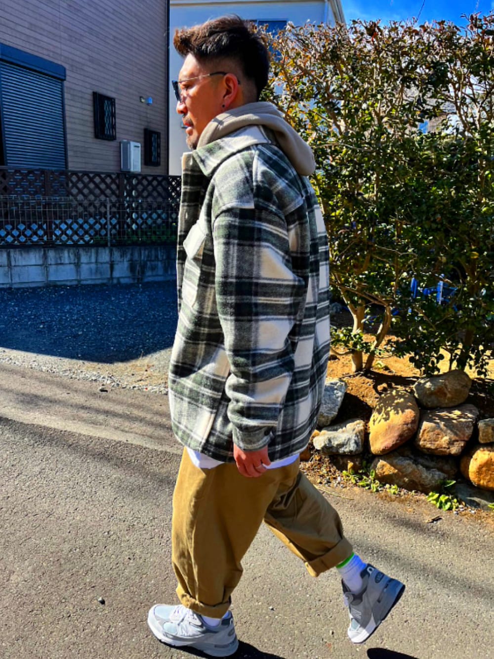 その他のジャケット/アウター、ベージュ系のパーカー、ベージュ系のチノパンツを着用したメンズの冬コーディネートの3枚目の写真