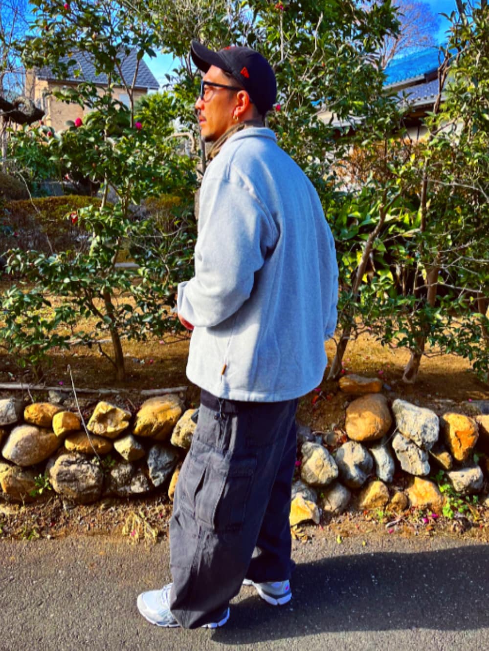 「メンズファッション、お洒落さんとつながりたい、休日スタイル、秋冬コーデ、UNIQLO、WORKMAN、SEESEE、スウェット、GU、ワイドパンツ、ワイドデニム、スニーカー、ストリート、ナイロンジャケット、40代ファッション」｜「SEE SEEのアイテム（キャップ、ブラック系）」を使った、SUNさん（メンズ・175cm）の冬コーディネートの4枚目の写真