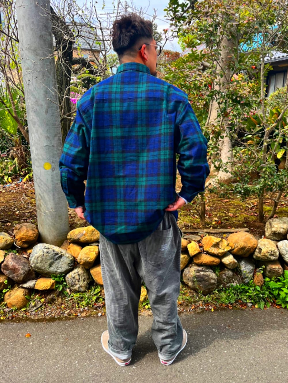 グリーン系のシャツ/ブラウス、グリーン系のその他パンツ、ベージュ系のスニーカーを着用したメンズの春コーディネートの3枚目の写真