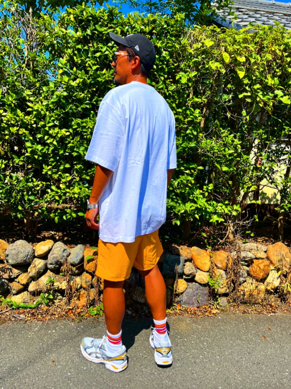 ホワイト系のTシャツ/カットソー、イエロー系のその他パンツ、シルバー系のスニーカーを着用したメンズの夏コーディネートの5枚目の写真