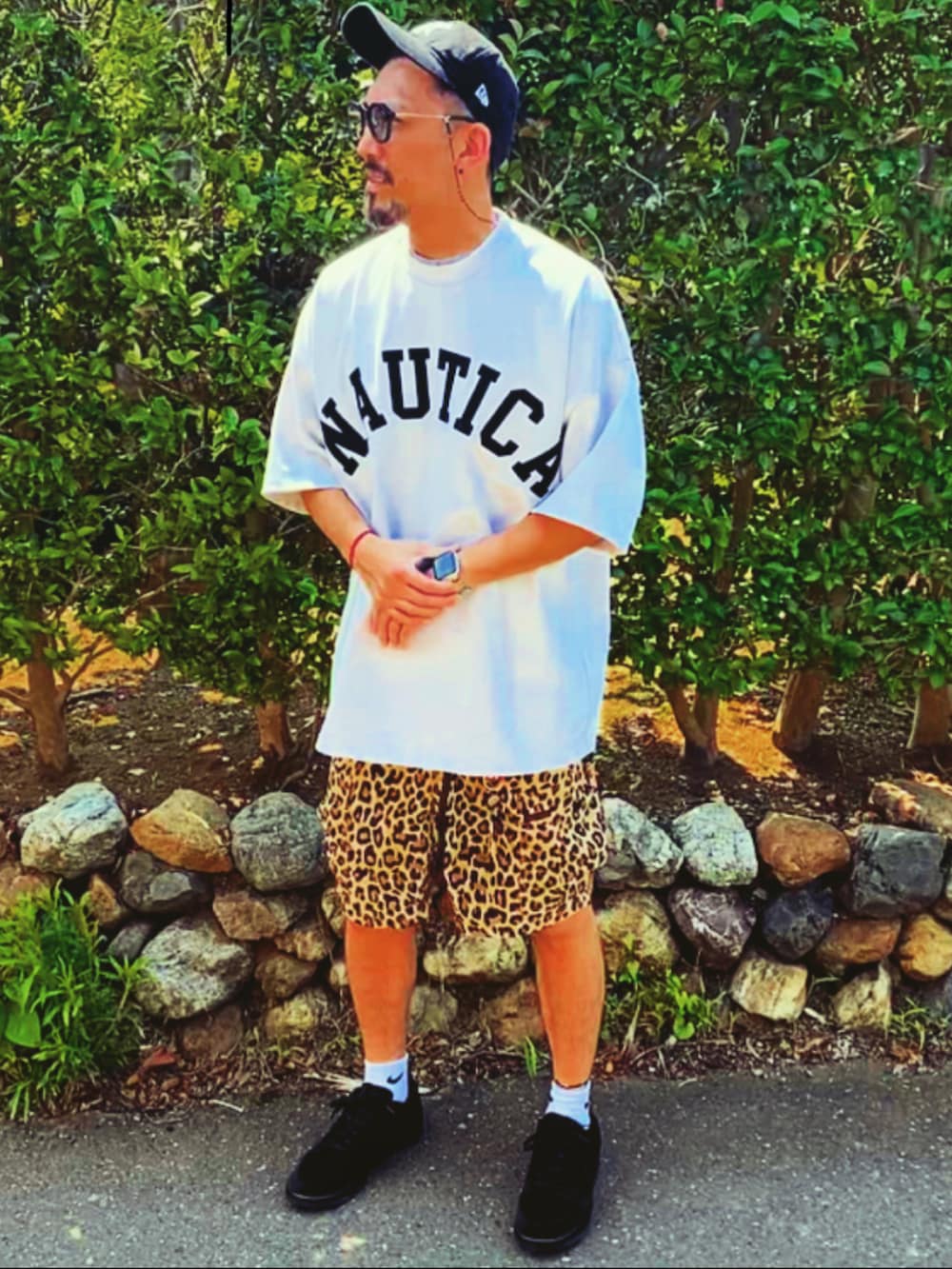 グレー系のTシャツ/カットソー、その他のその他パンツ、ブラック系のスニーカーを着用したメンズの夏コーディネートの2枚目の写真