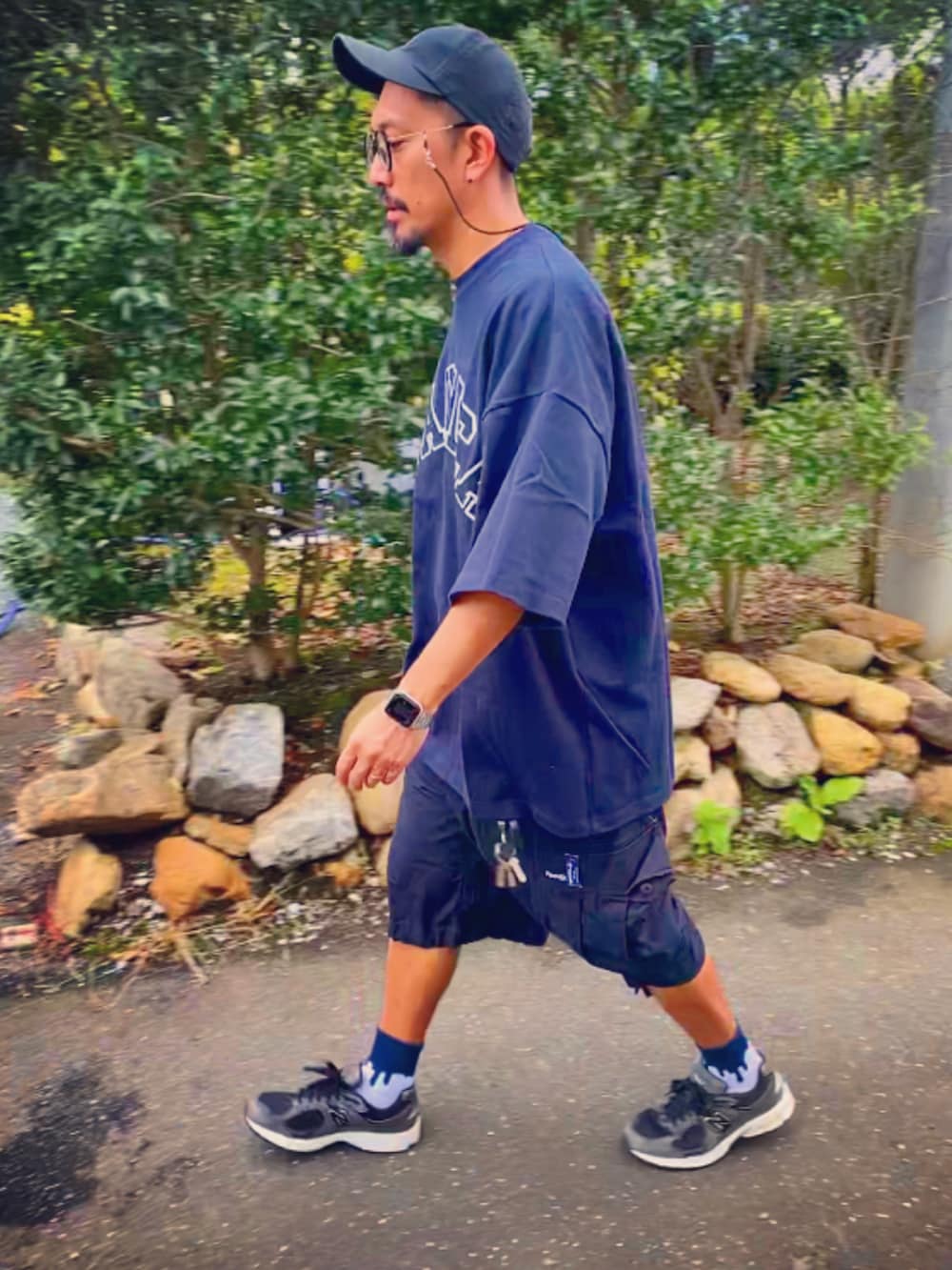 ブルー系のTシャツ/カットソー、ブルー系のその他パンツ、ブラック系のスニーカーを着用したメンズの秋コーディネートの4枚目の写真