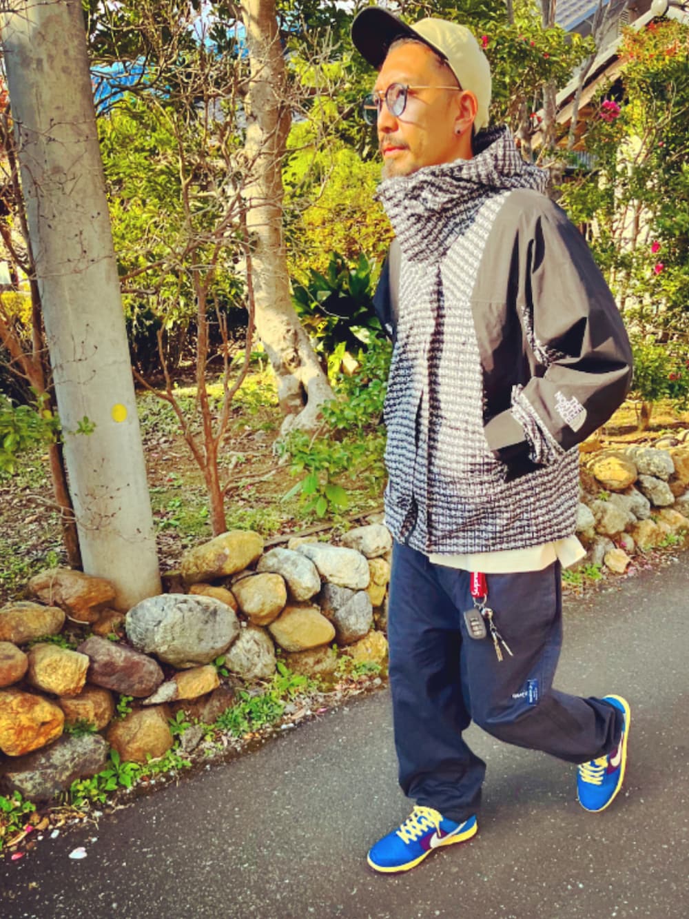 ブラック系のマウンテンパーカー、ホワイト系のTシャツ/カットソー、ブルー系のその他パンツを着用したメンズの冬コーディネートの3枚目の写真