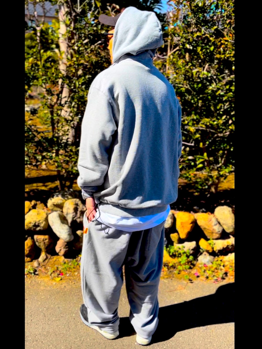 グレー系のパーカー、グレー系のスウェット、グレー系のスウェットパンツを着用したメンズの春コーディネートの5枚目の写真