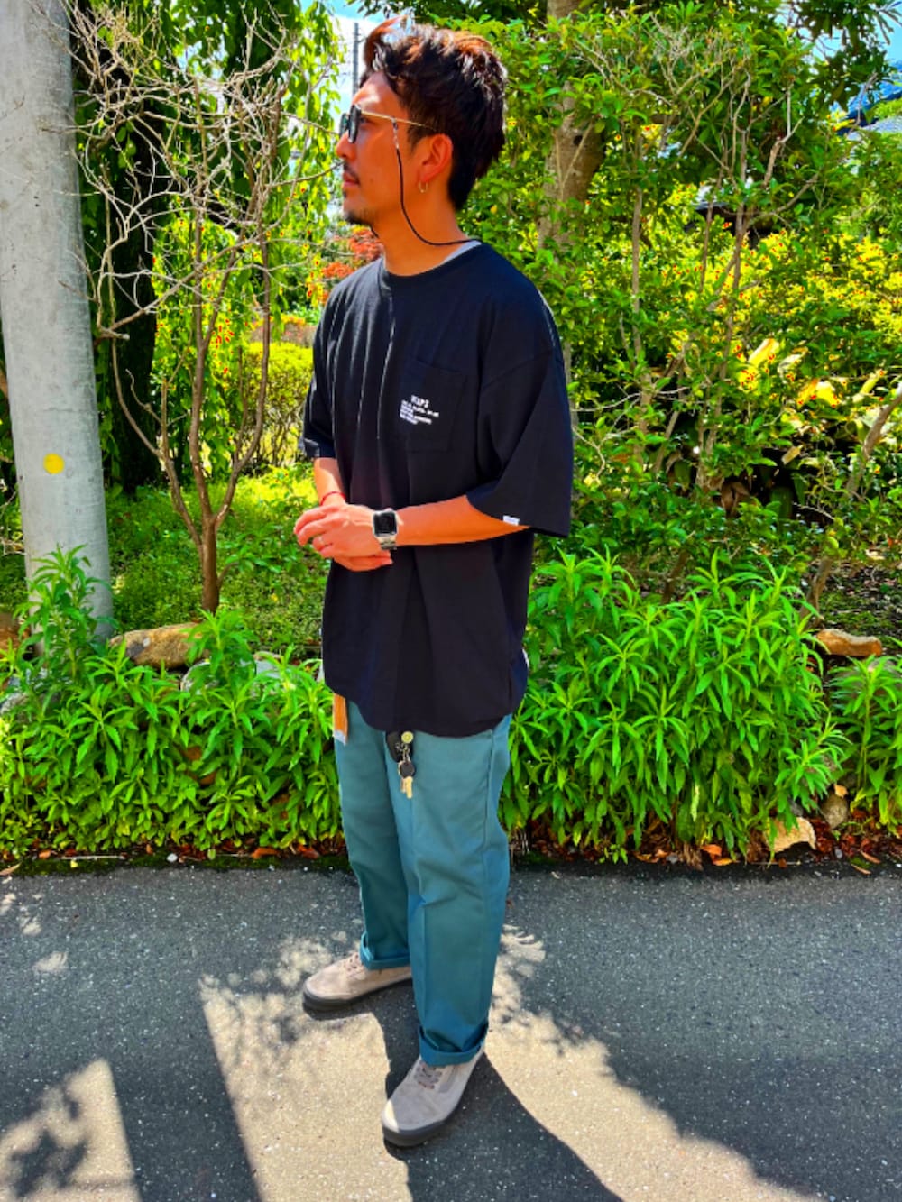 「シンプル、お洒落さんとつながりたい、夏コーデ、スニーカー、ストリート、wtaps、VANS、Tシャツ、ブラック、ワークパンツ、ディッキーズ(Dickies)、グリーン、オールドスクール、40代ファッション、夏だ！Tシャツ着よう！」｜「CAMBIOのmko10270-Boston Combination Sunglasses サングラス（サングラス、ブルー系）」を使った、SUNさん（メンズ・175cm）の夏コーディネートの2枚目の写真