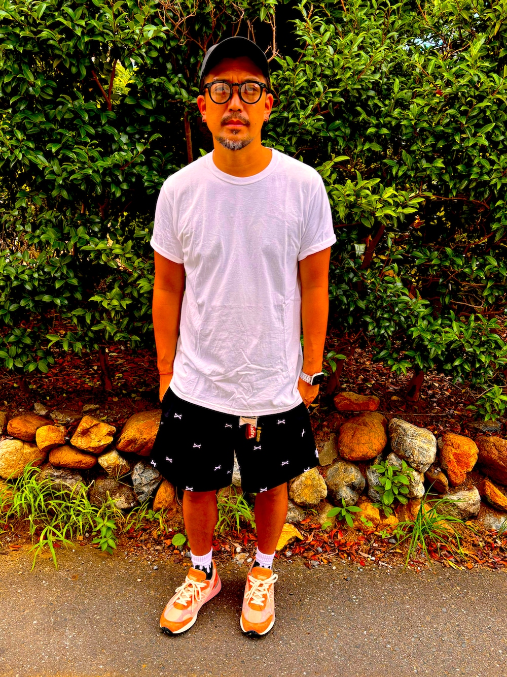 グレー系のTシャツ/カットソー、ブラック系のその他パンツ、ピンク系のスニーカーを着用したメンズの夏コーディネートの2枚目の写真