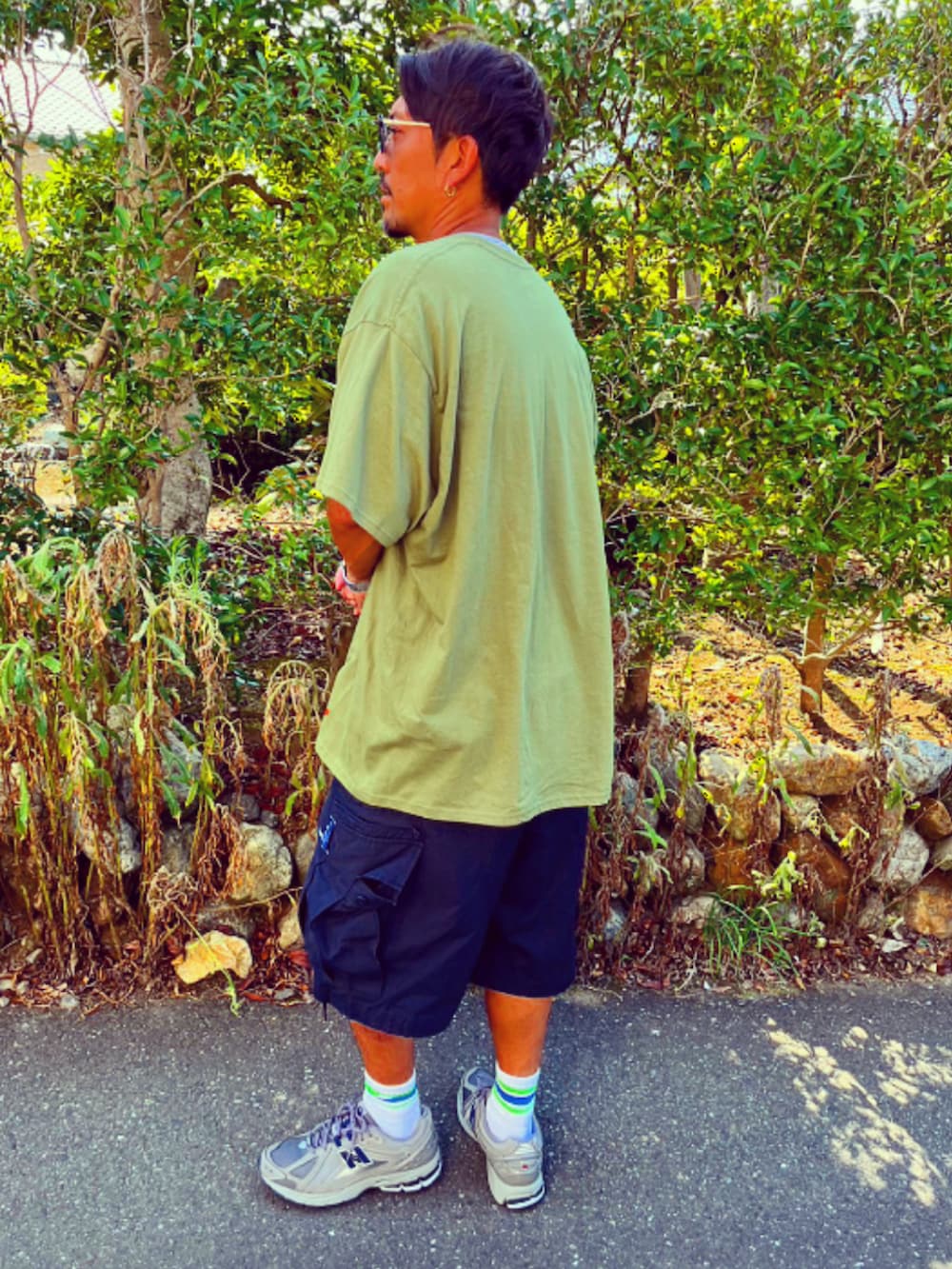 「メンズファッション、夏ファッション、お洒落さんとつながりたい、オーバーサイズ、ストリート、Tシャツ、supreme、nautica、ハーフパンツ、ショートパンツ、40代ファッション、アラフォー、New Balance、ファミマ靴下、スニーカー」｜「MOMAのアイテム（キャップ、ブラック系）」を使った、SUNさん（メンズ・175cm）の夏コーディネートの5枚目の写真