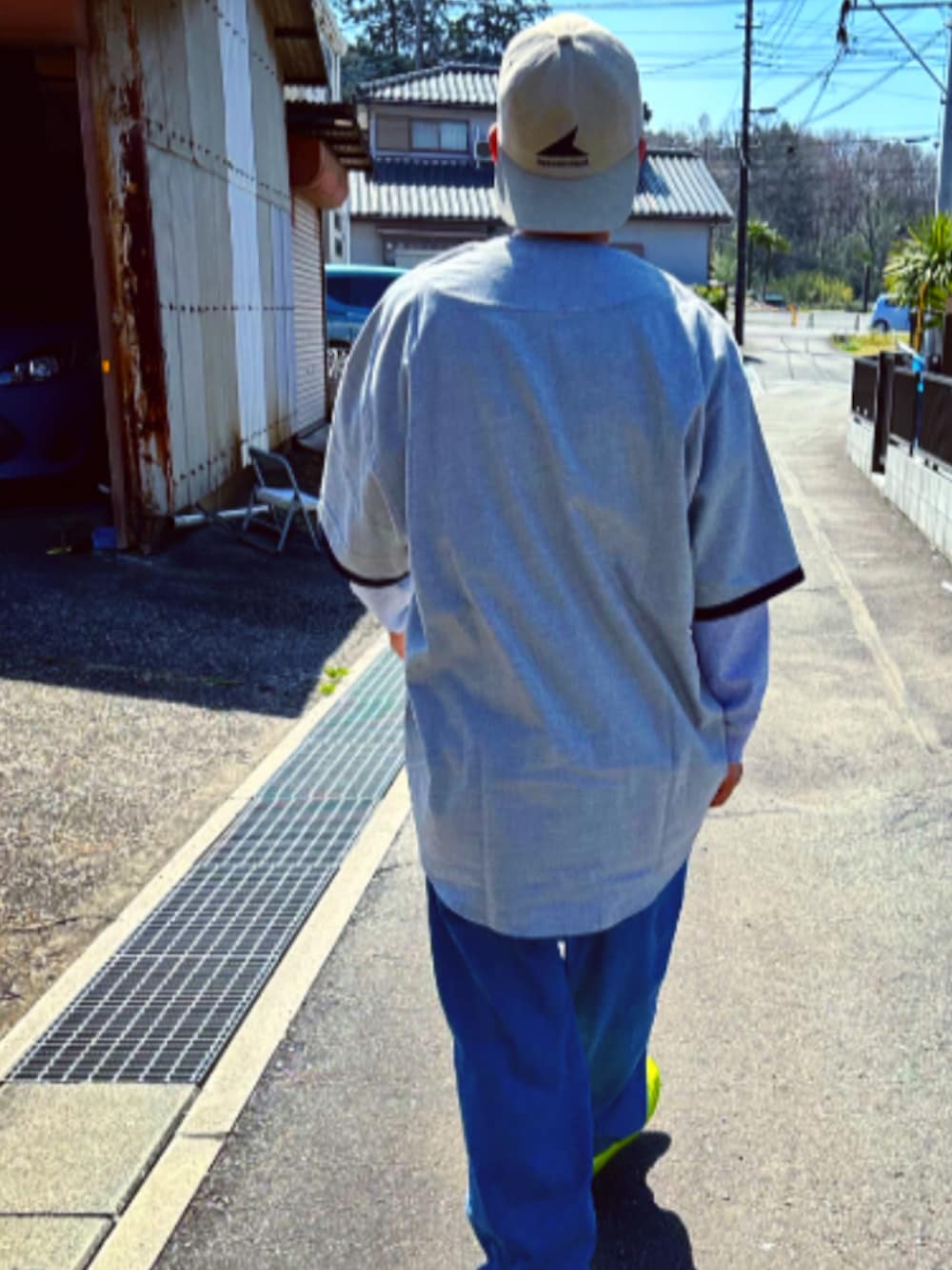 「お出かけコーデ、はるコーデ、wtaps、descendant、スニーカーコーデ、キャップ、おしゃれさんと繋がりたい、40代ファッション、デニム、ワイドパンツ、NIKE、AMBUSH、パパコーデ」｜「WTAPSのアイテム（Tシャツ/カットソー、グレー系）」を使った、SUNさん（メンズ・175cm）の春コーディネートの5枚目の写真