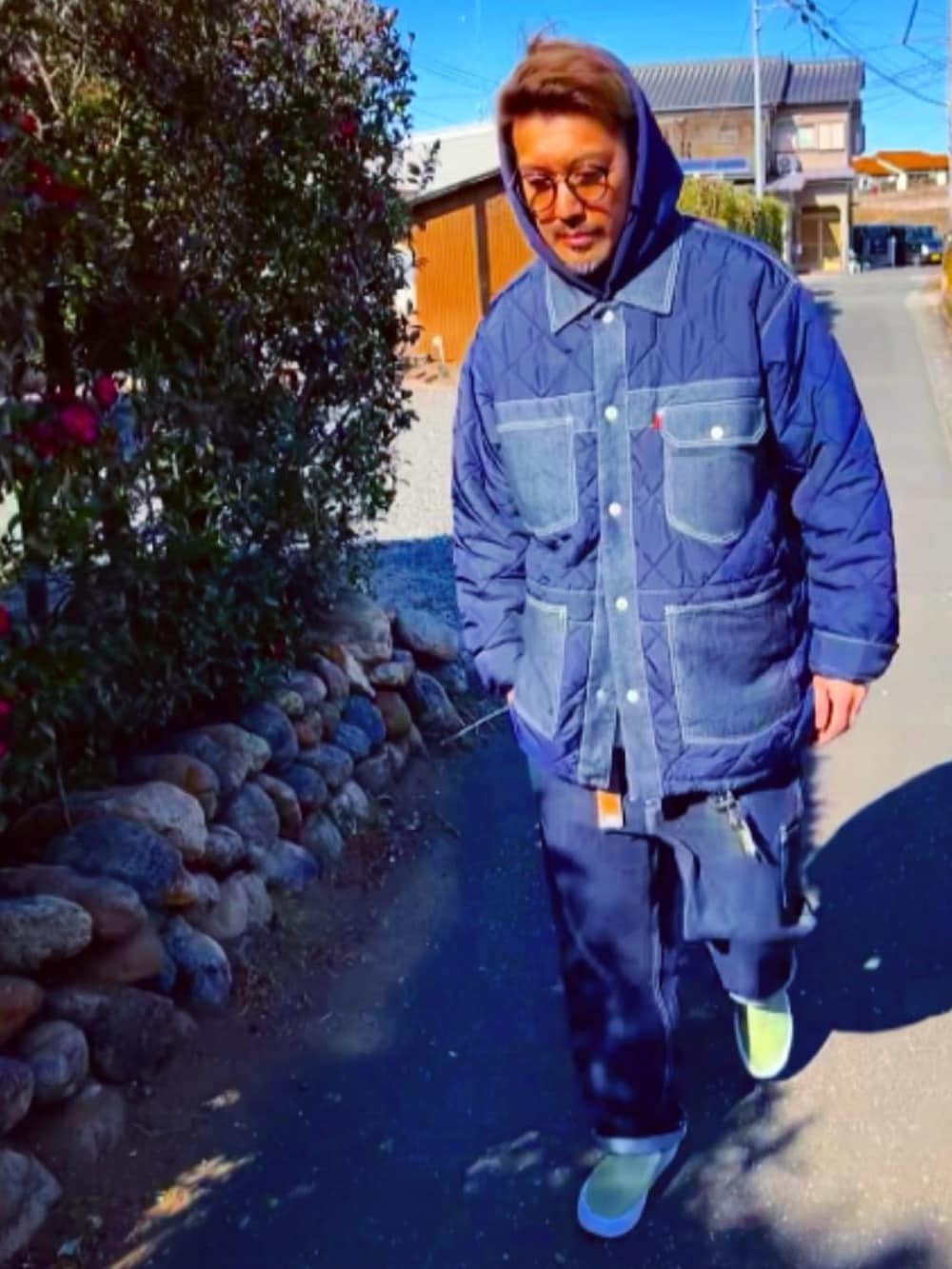 ブルー系のデニムジャケット、ブルー系のパーカー、ブルー系のデニムパンツを着用したメンズの冬コーディネートの2枚目の写真