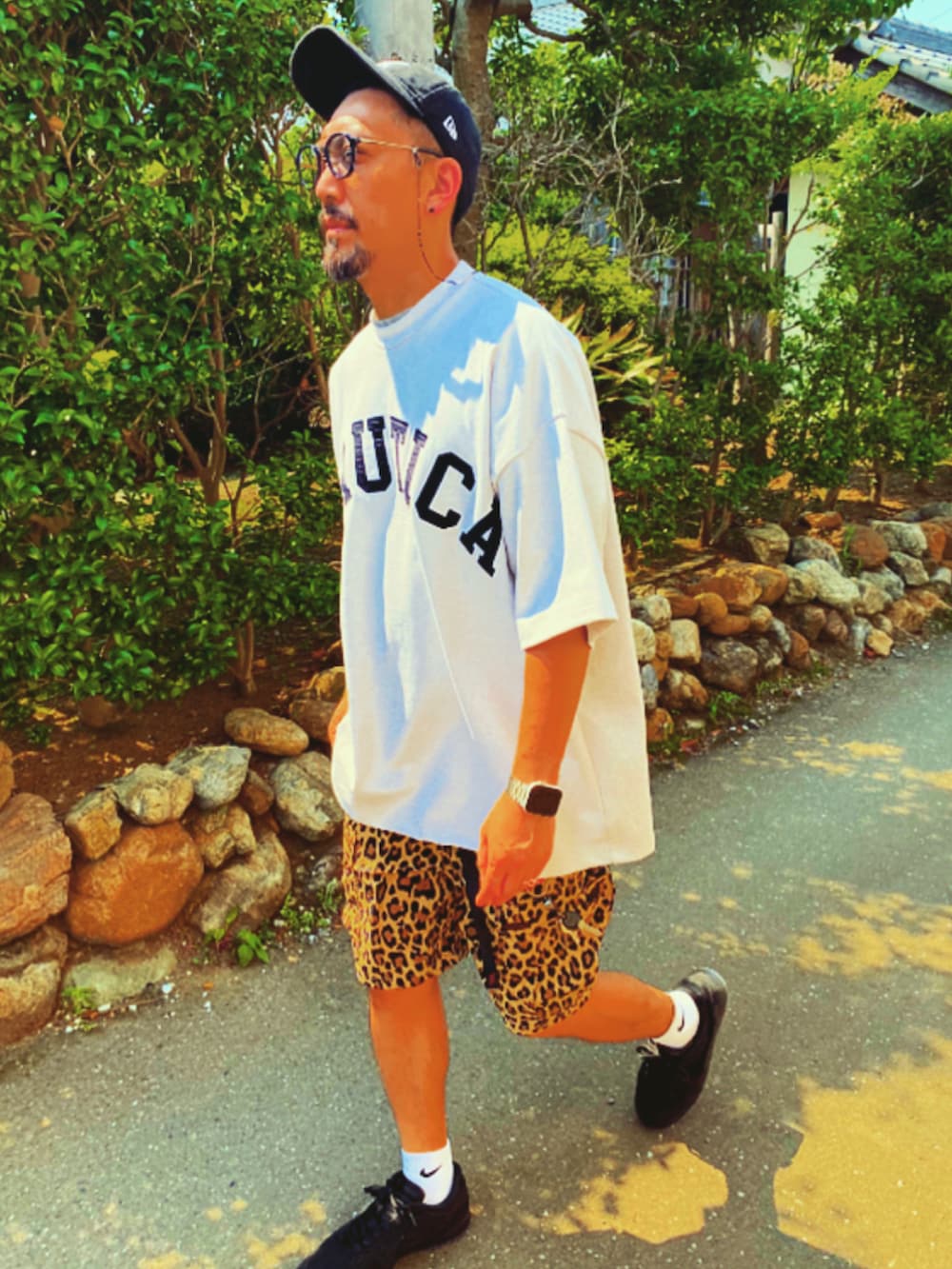 グレー系のTシャツ/カットソー、その他のその他パンツ、ブラック系のスニーカーを着用したメンズの夏コーディネートの4枚目の写真