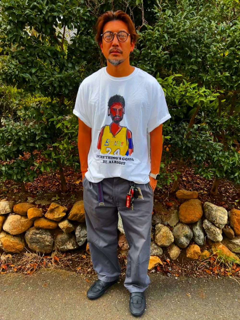 グレー系のチノパンツ、ブラック系のスニーカー、ホワイト系のTシャツ/カットソーを着用したメンズの秋コーディネートの4枚目の写真