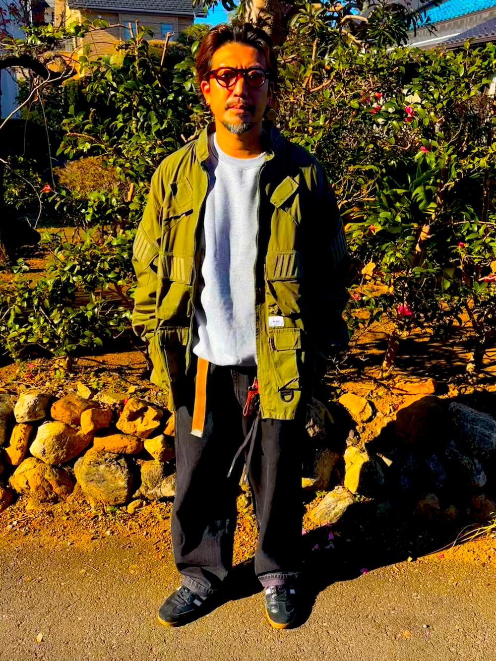 ブラック系のスニーカー、グレー系のスウェット、ブラック系のデニムパンツを着用したメンズの冬コーディネートの3枚目の写真